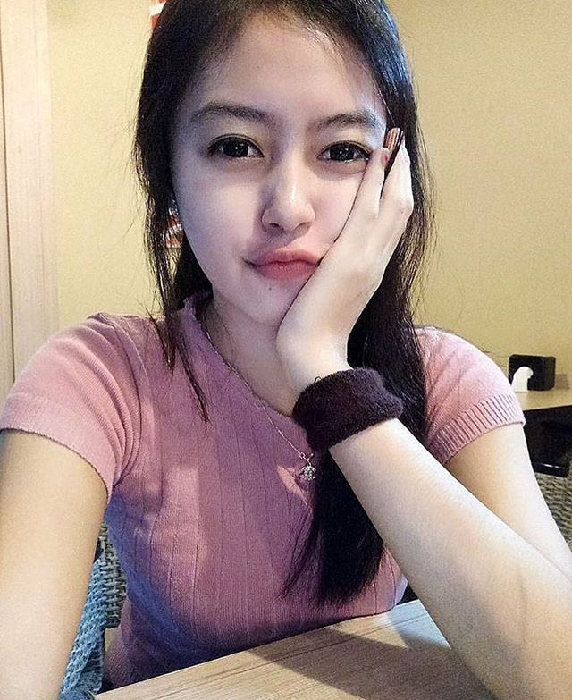 ABG Manis Seksi Cantik Selfie Baju Pink