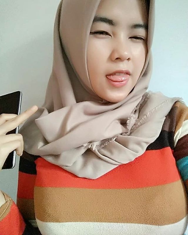 Cewek Jilbab Pamer Pose Menantang